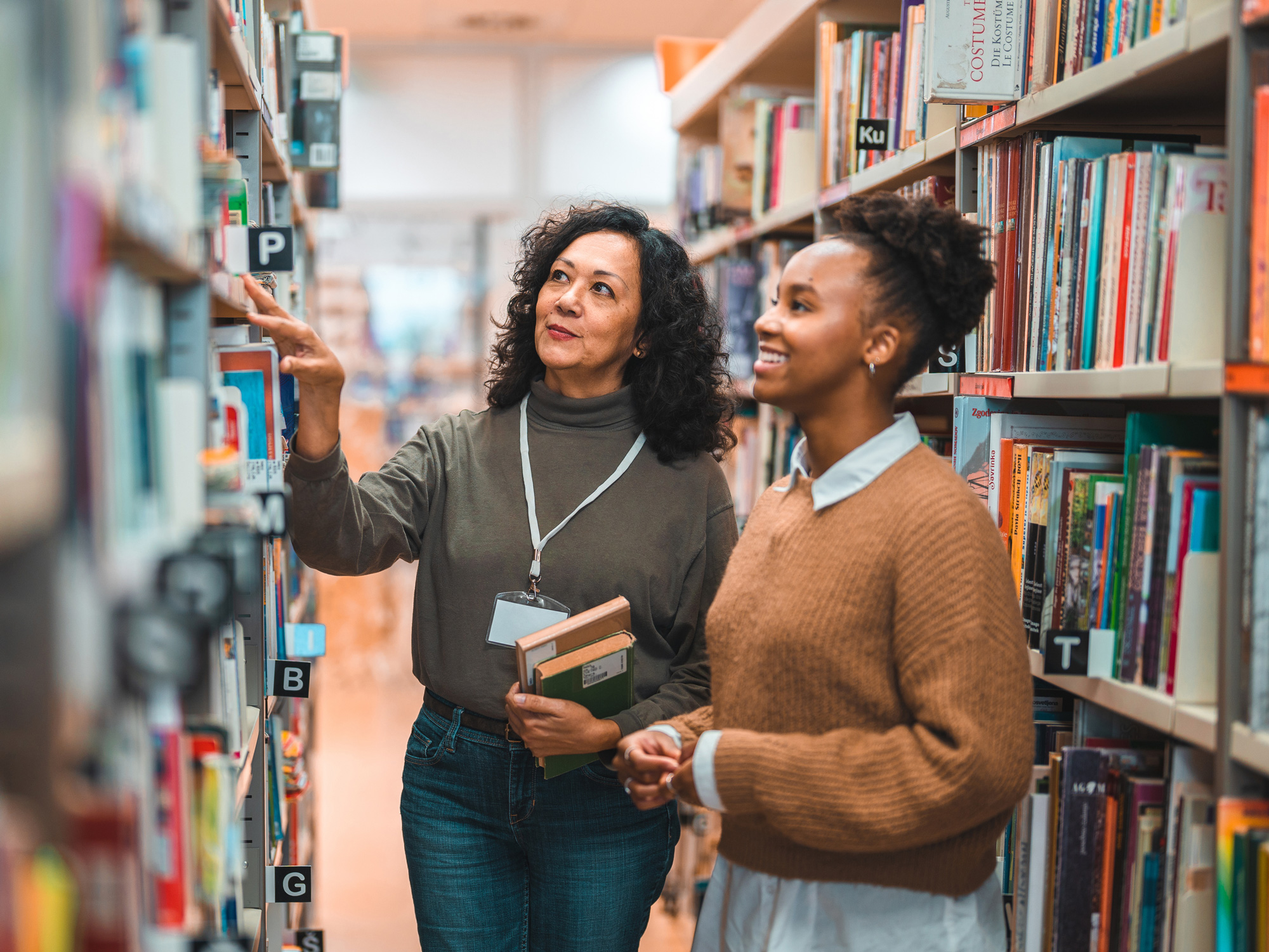Agents de la fonction publique en activité dans un service public, illustrant l’accompagnement des employeurs publics.