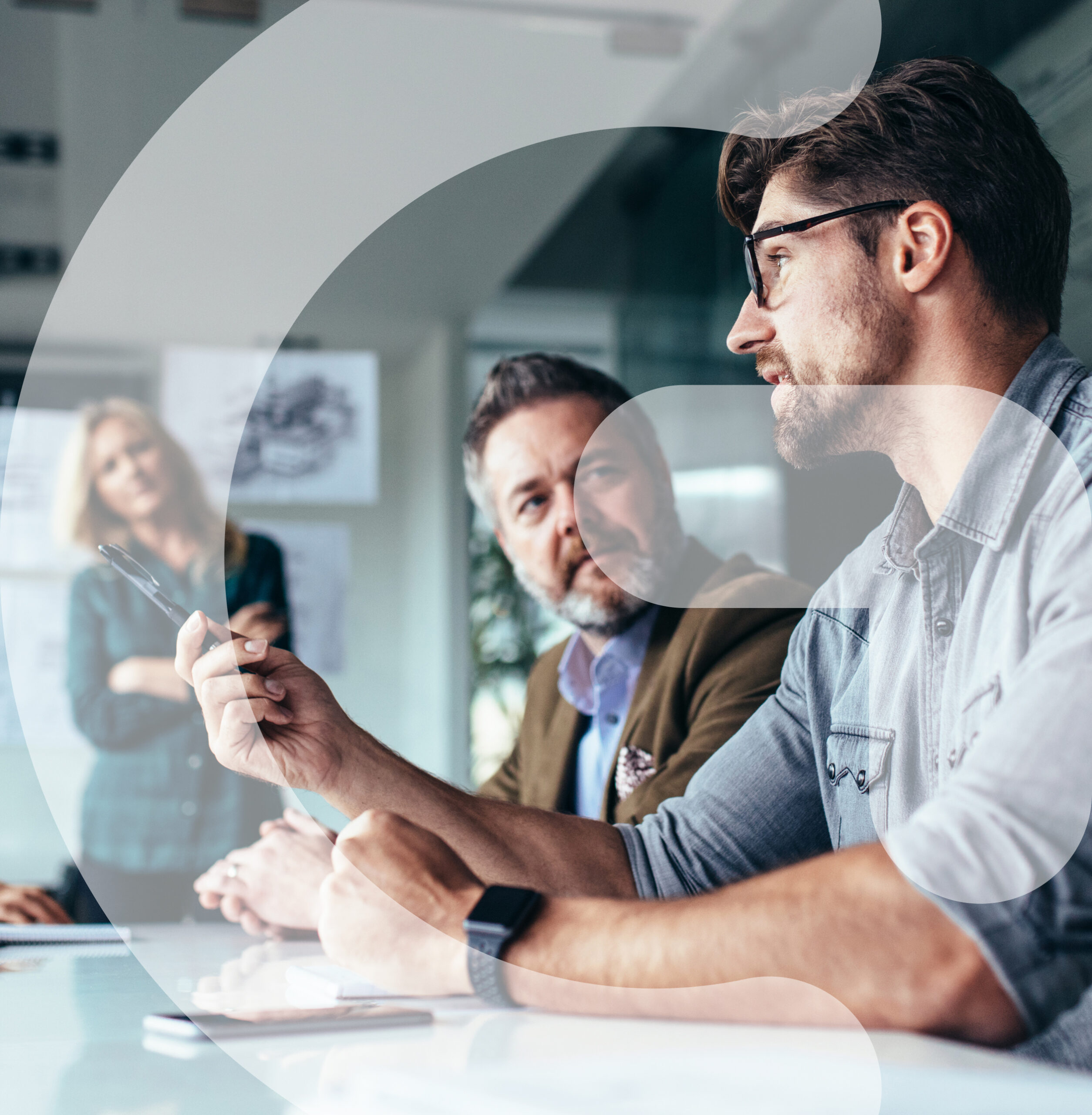 Équipe en situation de travail, symbolisant l’accompagnement des employeurs publics dans la réforme de la protection sociale complémentaire.